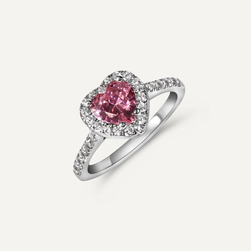 Verliebt machend: Ring mit pinkem Herzsteinen